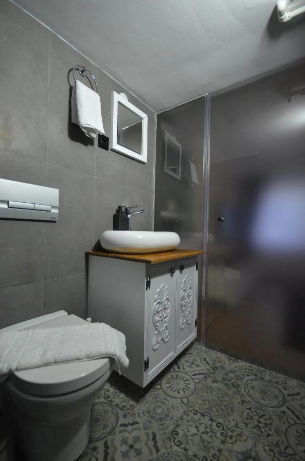 Downtown Two-Bedrom Apartment Tbilisi Bagian luar foto