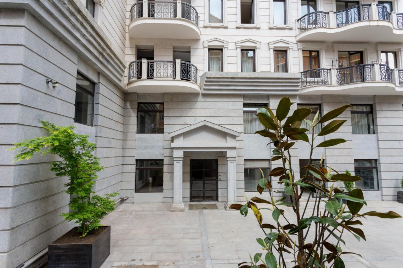 Downtown Two-Bedrom Apartment Tbilisi Bagian luar foto