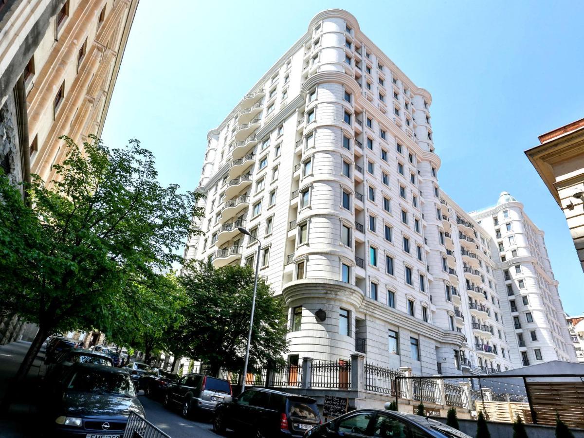 Downtown Two-Bedrom Apartment Tbilisi Bagian luar foto