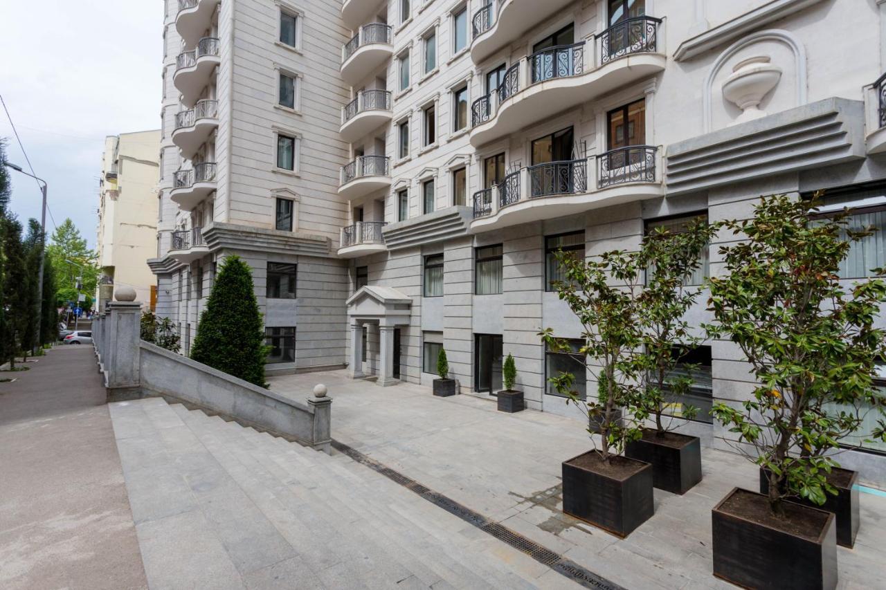 Downtown Two-Bedrom Apartment Tbilisi Bagian luar foto