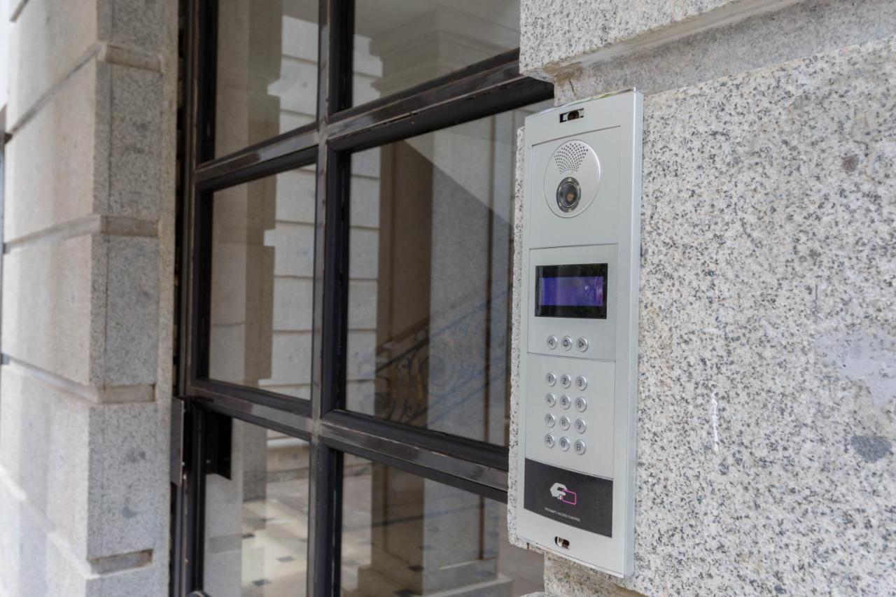 Downtown Two-Bedrom Apartment Tbilisi Bagian luar foto